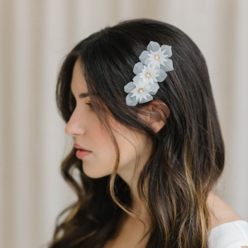 "Iliana" Peigne mariage avec fleurs en organza de soie et petites perles